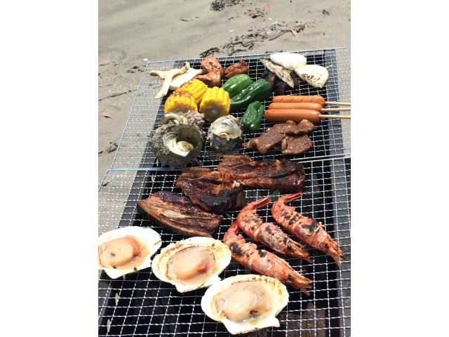 さあ楽しいビーチBBQは泳いで食べてといっぱい楽しめます。