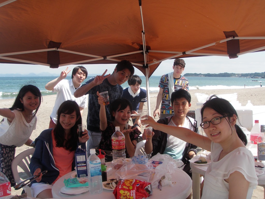 ビーチでカンパ〜〜いぃ、夏の日差しの下での飲み会BBQ