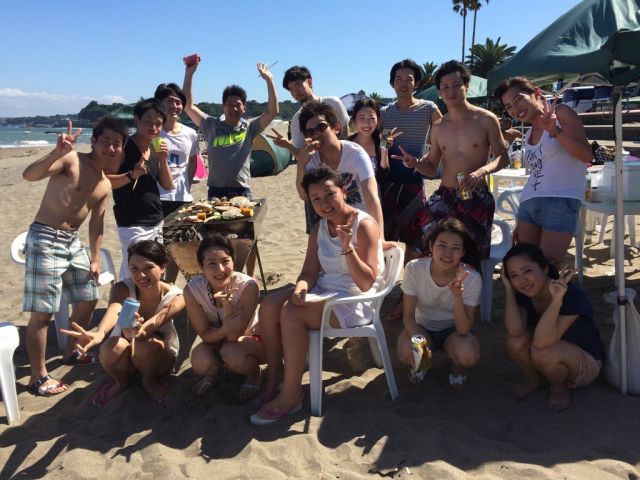 さらに団体さんでかんぱ〜〜いぃ、後ろの巨大BBQコンロなら20前のBBQ材料も一気に焼き上げることも出来ちゃいます。