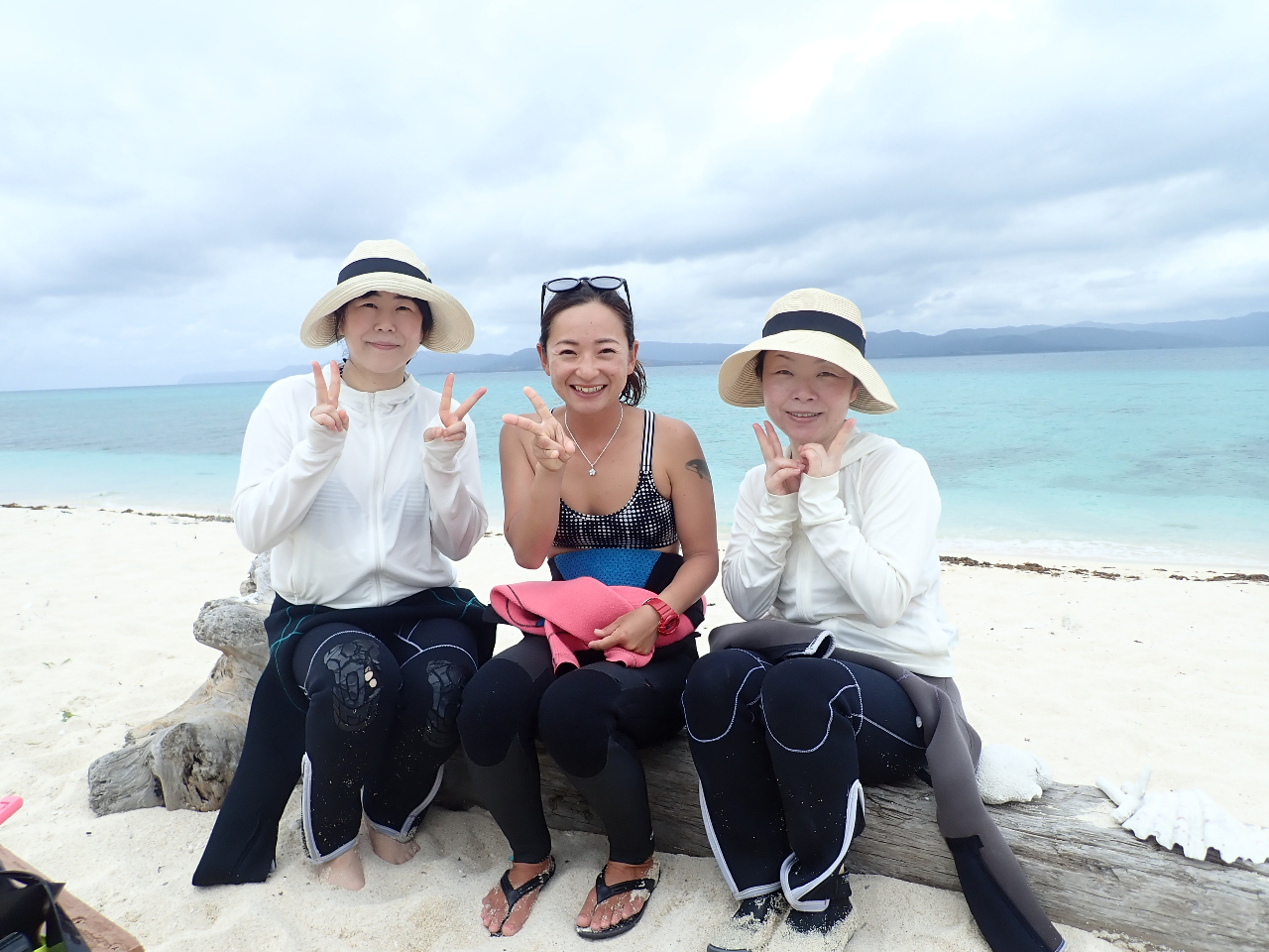 ランチは真っ白いビーチで♪