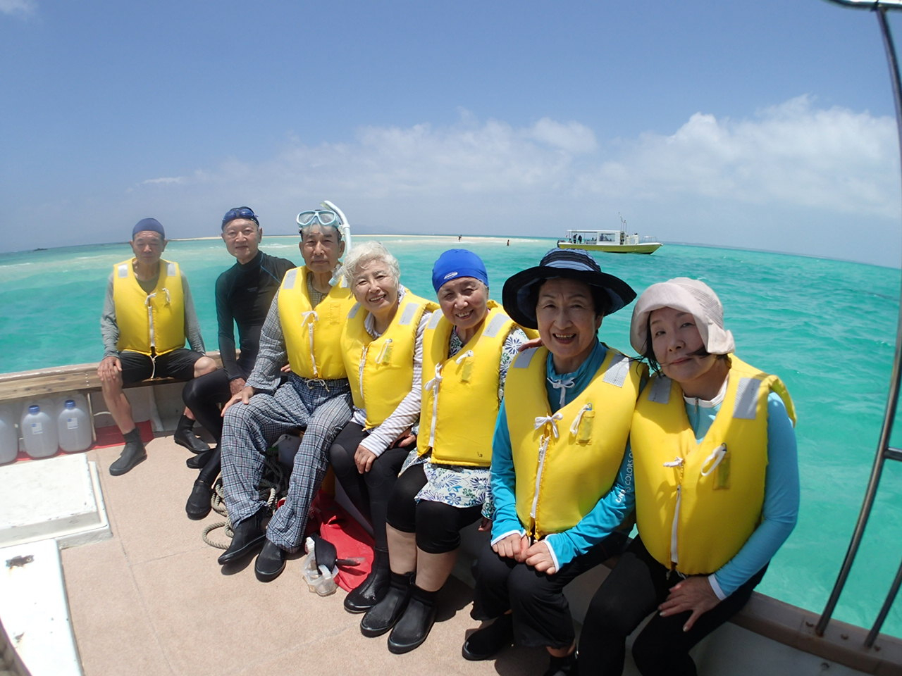 大きくゆったりとしたボートは日陰もバッチリです