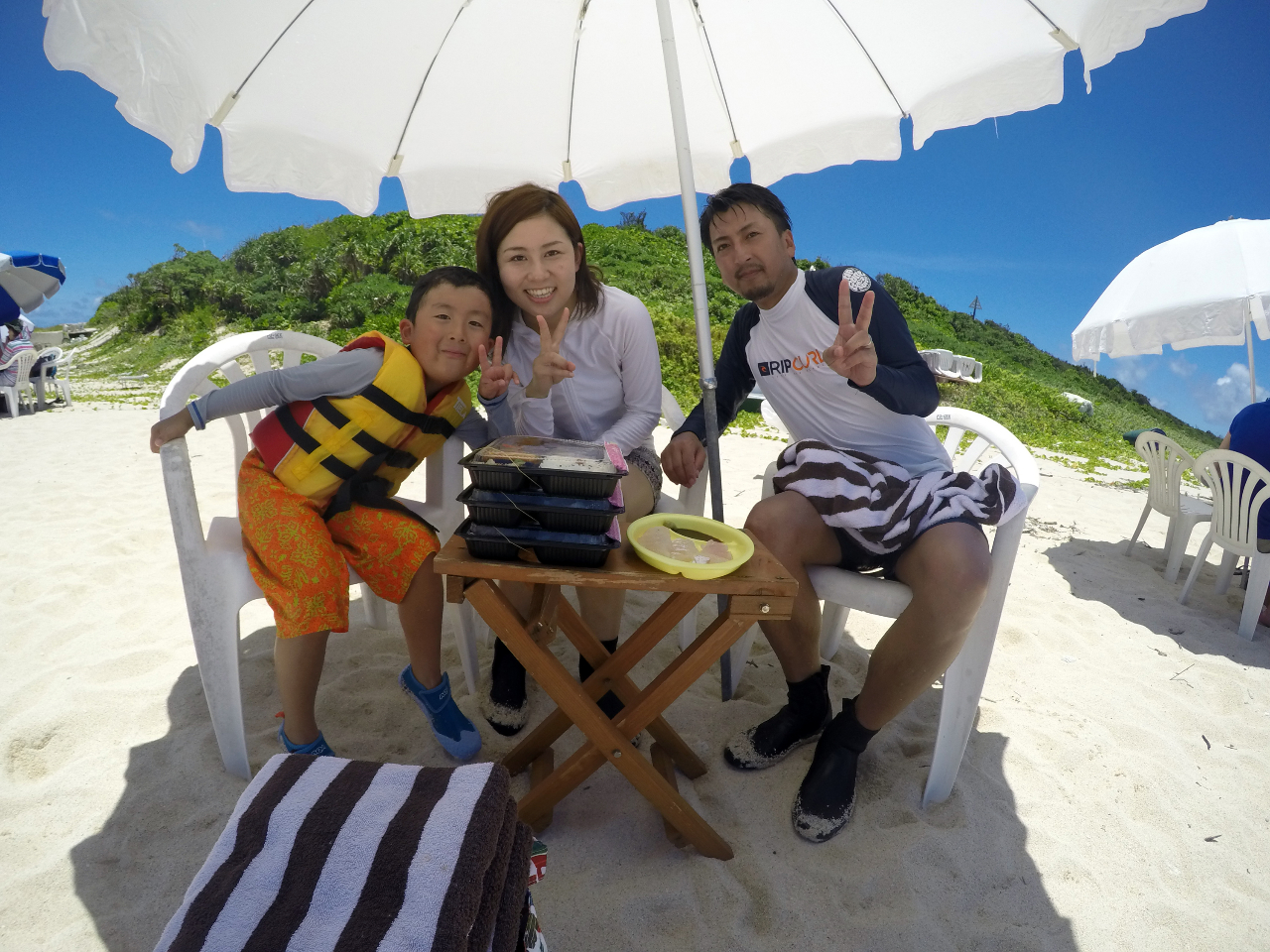 ランチは絶景を眺めながらのビーチで!