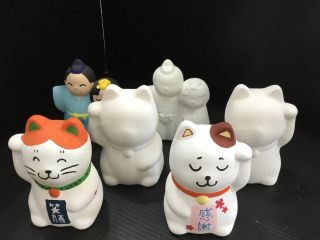 招き猫とお雛様のモチーフがあります。