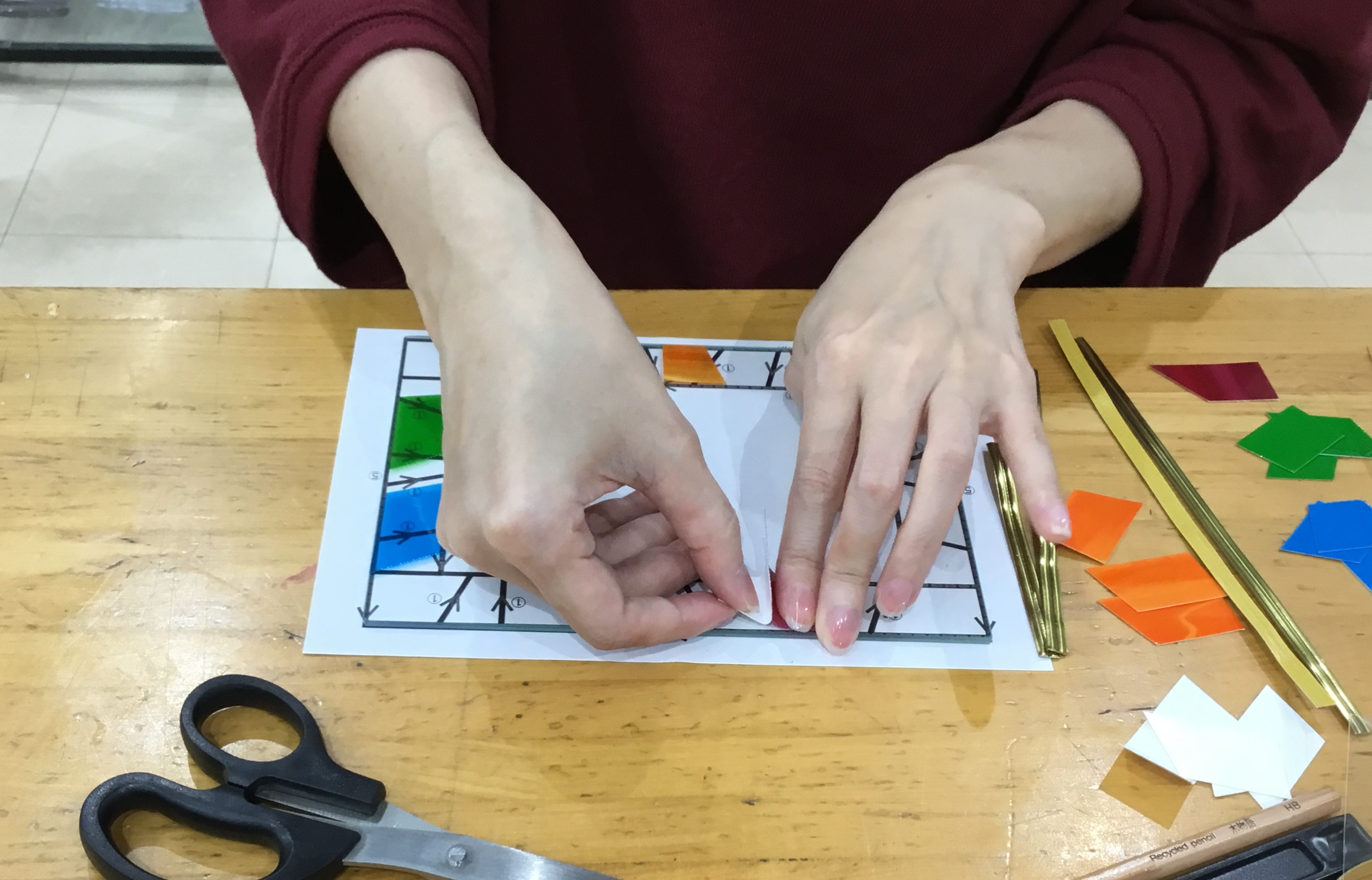 下絵にそってフィルムを貼って