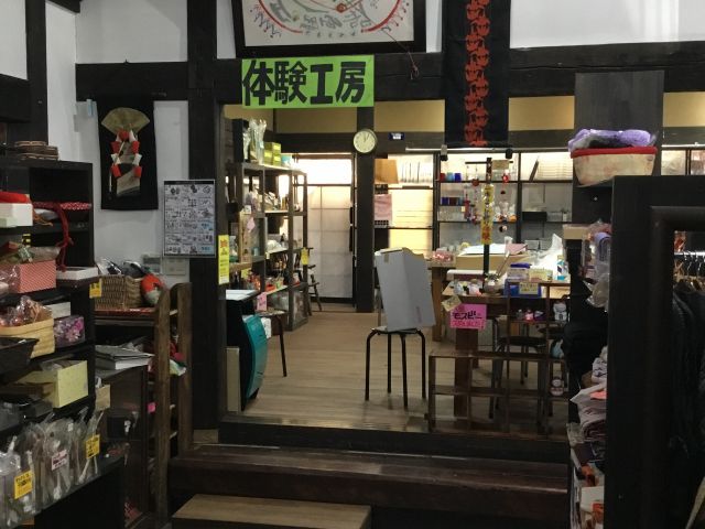 入って左手に体験工房がございます。スタッフまでお声かけください。