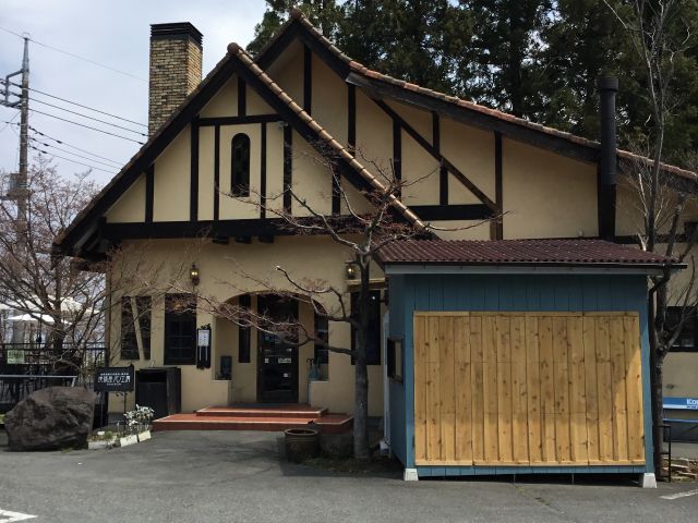 隣の建物はパン工房です。ランチもございます。