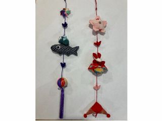 たくさんの吊し飾りのパーツの中から選んで作れます。