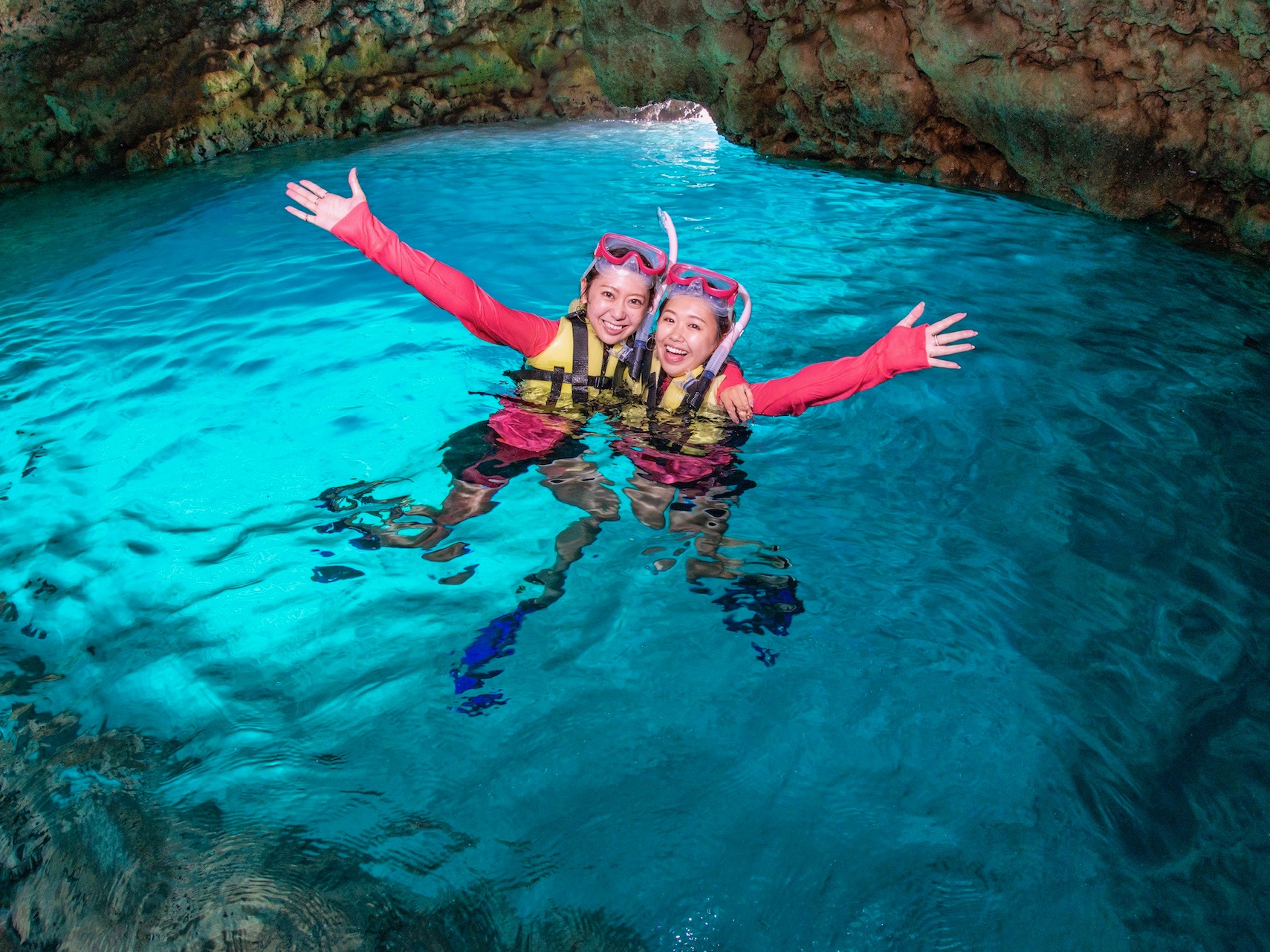 水面が青く輝く洞窟。神秘空間に心わしづかみ。
