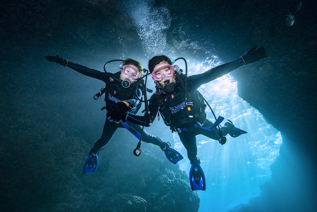 水中が青く輝く洞窟。神秘空間に心わしづかみ。