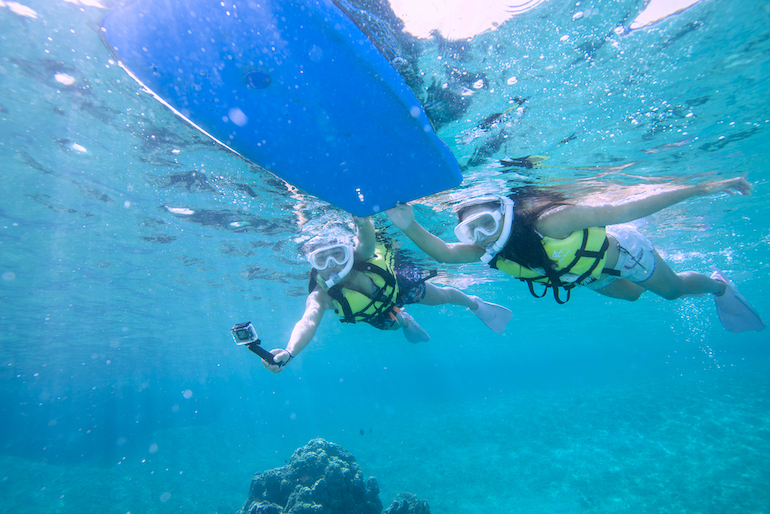 泳ぐのが苦手でもボードにつかまれば引っ張っていきます☆