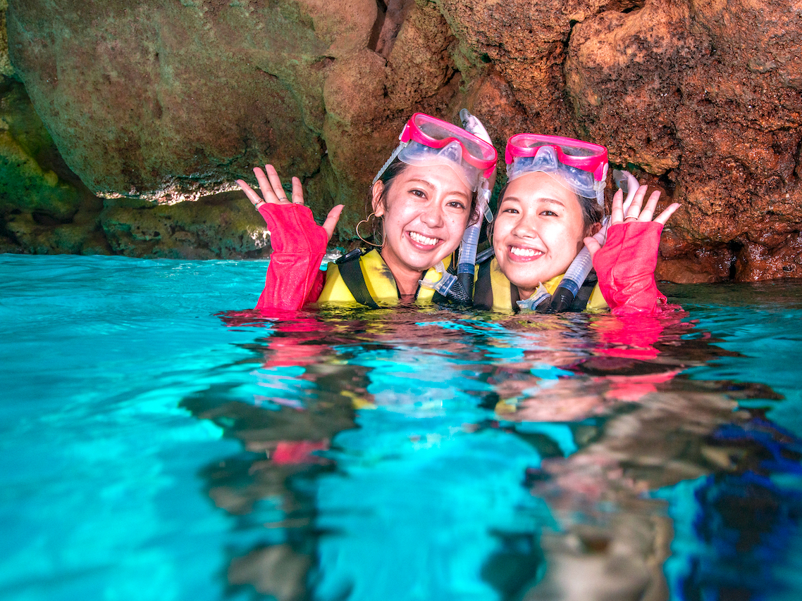 水面が青く輝く洞窟。神秘空間に心わしづかみ。