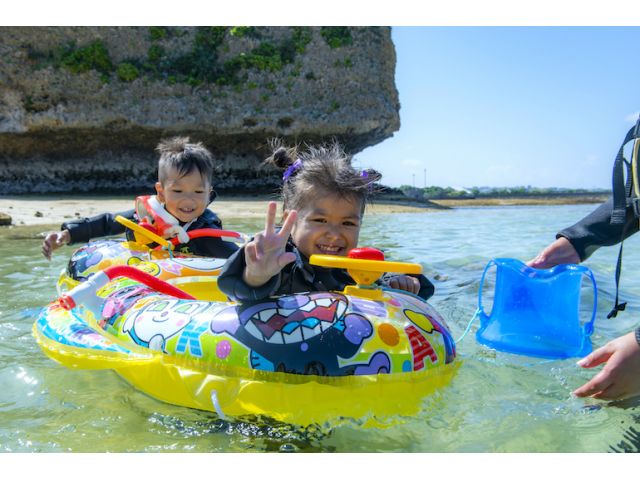 両足を入れるタイプの浮き輪で安定感もばっちり♪