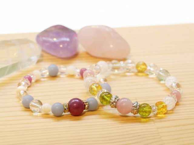 誕生石のルビーやペリドットを使ったブレスレット☆