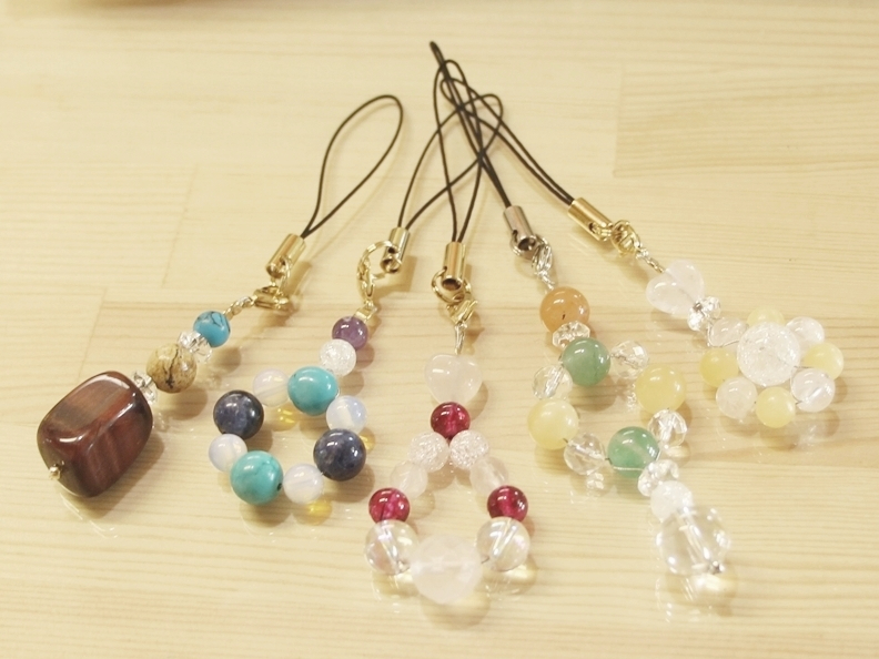 ストラップのカタチもいろいろ♪組み合わせ方で個性が光ります(^^♪