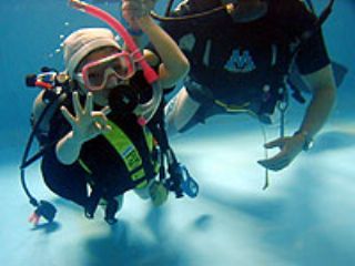 泳げない子供でも簡単に体験することが可能です。1995年より無事故で安全にダイビングを楽しんできたエポックダイブサービスのスタッフに任せて下さい。