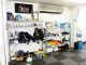 広い店内には最新のダイビング器材が並んでいて、実際に装着することも可能です。ご自分が使う器材を見て、触ってからプールへ移動します。