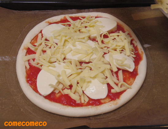 たっぷりチーズを載せていきます