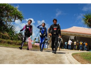 ブランクのある方や、船酔いが心配な方、のんびり潜りたいお客様にはビーチダイビングがおすすめ!那覇空港からの送迎も無料なので、到着日からご利用できるプランです。