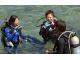 知識の確認が済み次第、初日の海洋実習へ!最初に浅瀬でダイビングの楽しさを伝えていきます。餌付けや無重力体験、目の前でニモを見たら癒されること間違いなしです。