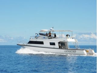 究極の快適さをコンセプトに設計されたLEGEND号。AEDやなどの安全設備も常備しておりますので、安心・安全・快適にダイビングをお楽しみいただけます。