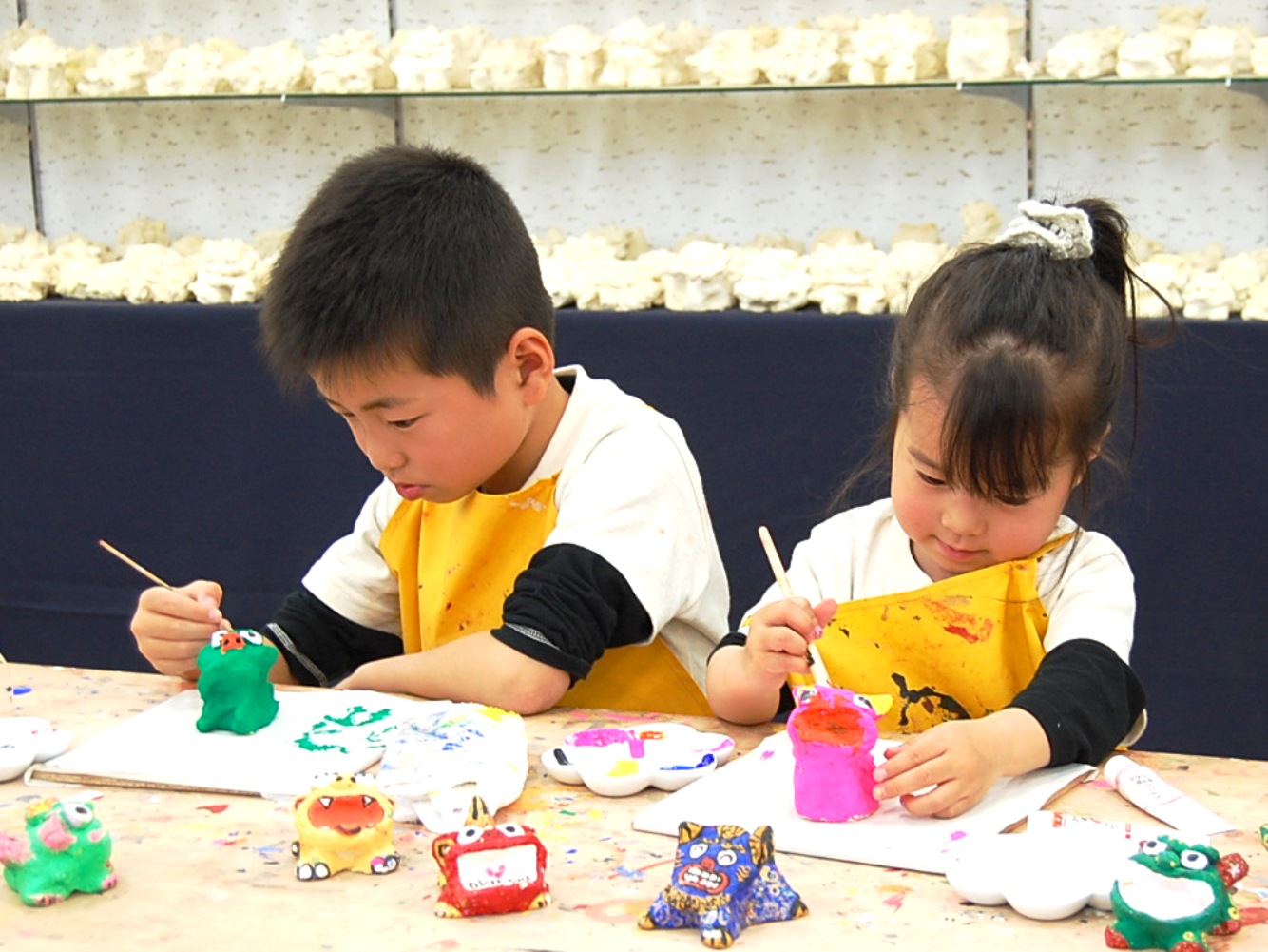 お子様もお気軽に!シーサーを好きな色に塗りましょう♪