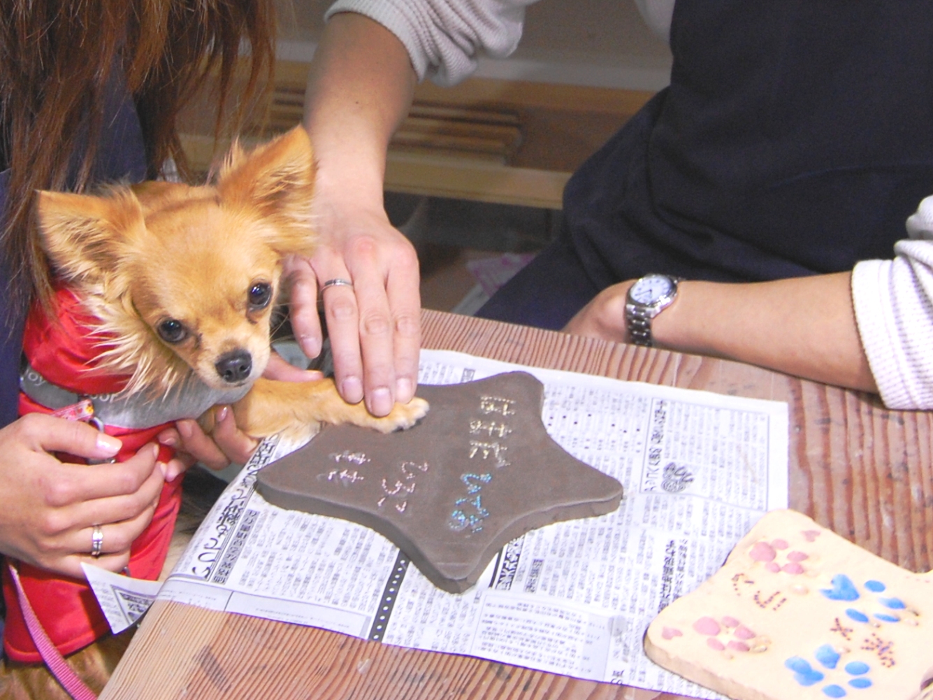愛犬の足型をペタン!記念に名前と日付を入れて、思い出をカタチに残しましょう!
