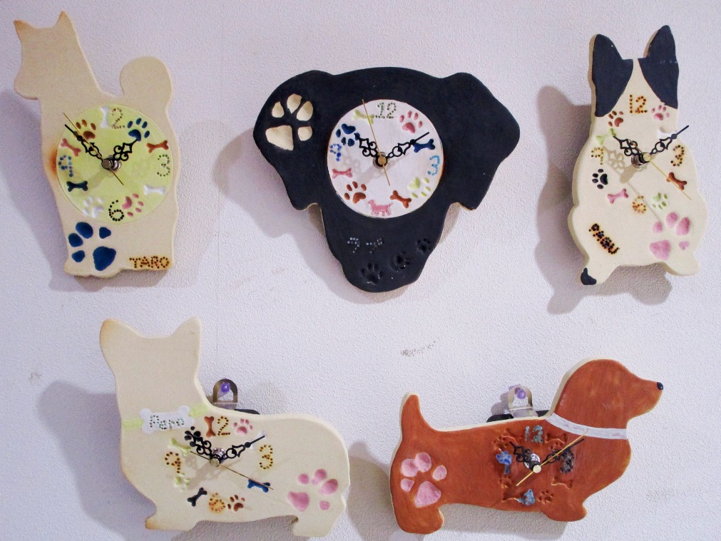 「わんこ時計」は時計ユニットを組み立ててお送りします。楽しい時間を刻んでね♪
