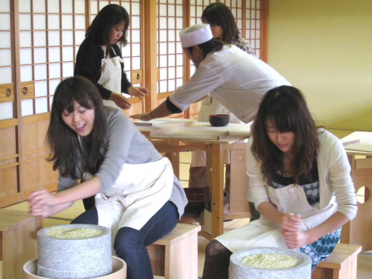【挽きたて】石臼から始まる本格そば打ち体験。【北海道幌加内産のソバの実を石臼でゴイゴリ挽いて、挽きたてのソバ粉にします!