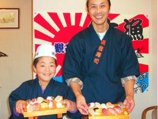 お子様は小学1年生から体験できます。親子で寿司職人に!