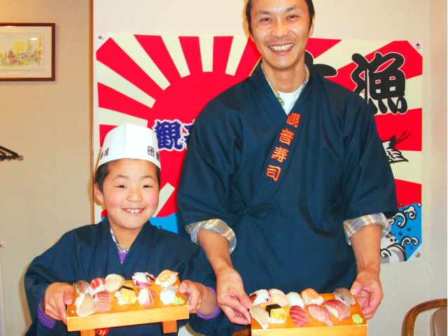 お子様は小学1年生から体験できます。親子で寿司職人に!