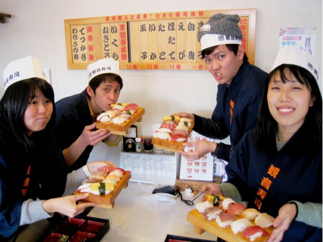 お友達と一緒に、伊豆旅行の記念ににぎり寿司体験はいかがでしょうか。