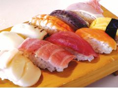伊豆の近海で穫れた新鮮なネタを使います。絶品です!