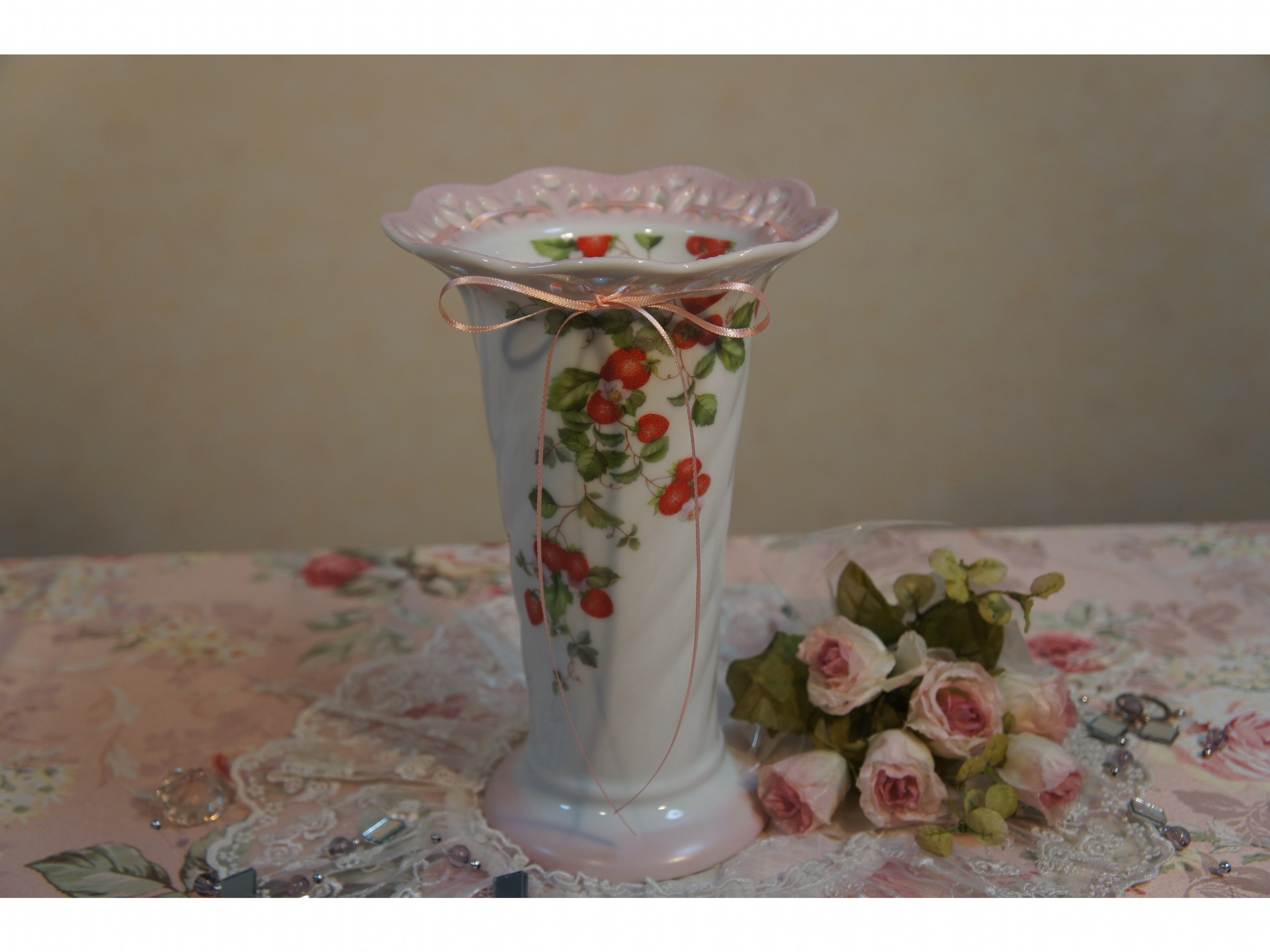 レース柄の透かしを施した花瓶(全景)