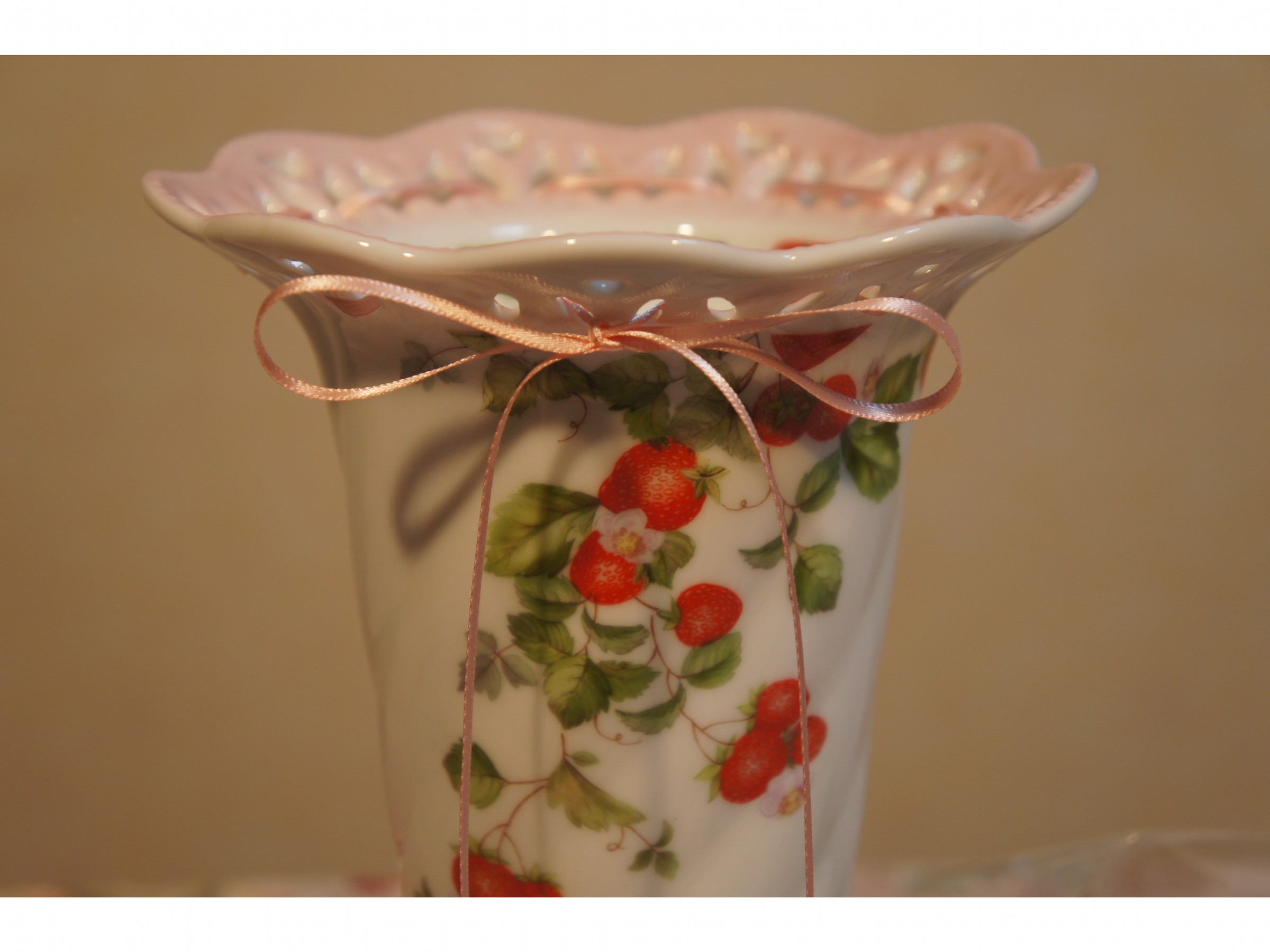 レース柄の透かしを施した花瓶(トップ)