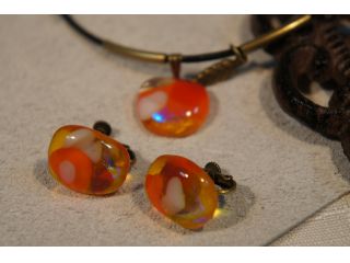 金属を埋め込んだダイクロガラスは輝きが素晴らしいです。
ぜひ、感動していただければと思っております。