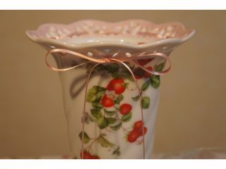 レース柄の透かしを施した花瓶(トップ)