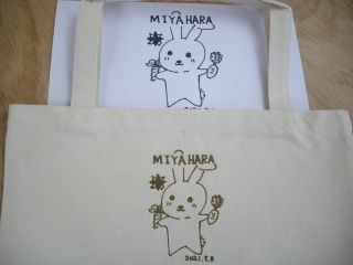 描いたイラストをトートバッグに彫刻してオリジナルのバックの出来上がり! トートバッグは一番人気!