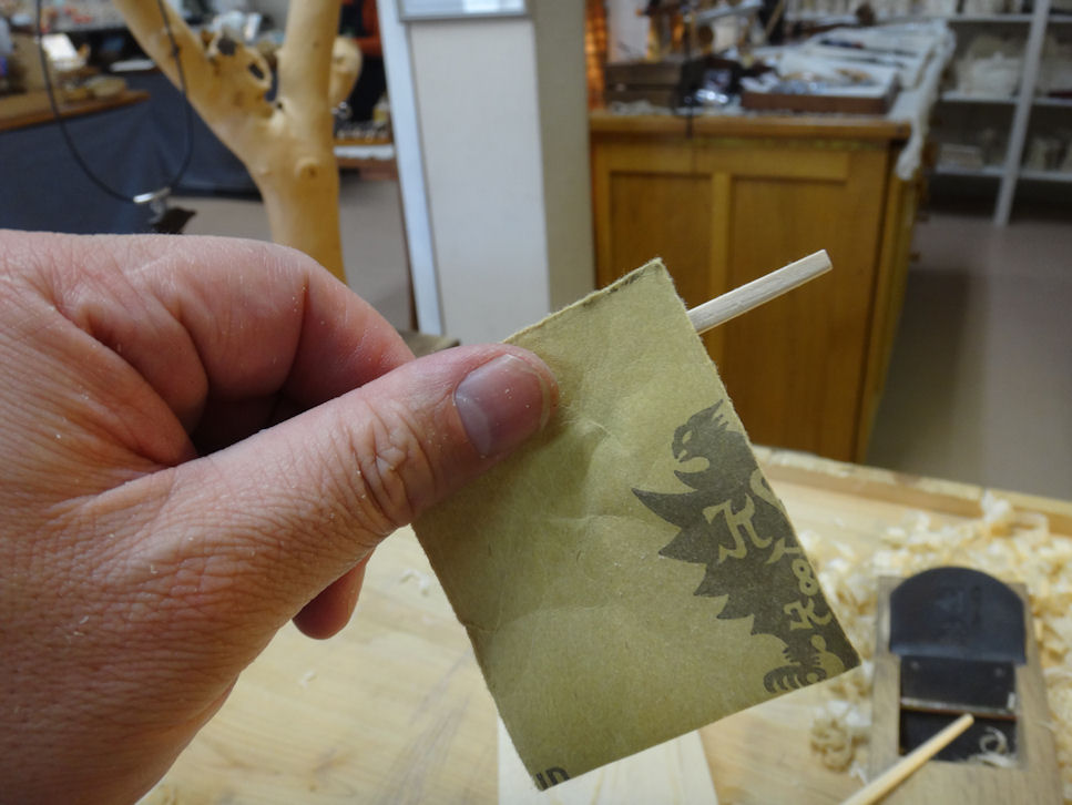 紙やすりで整えます。