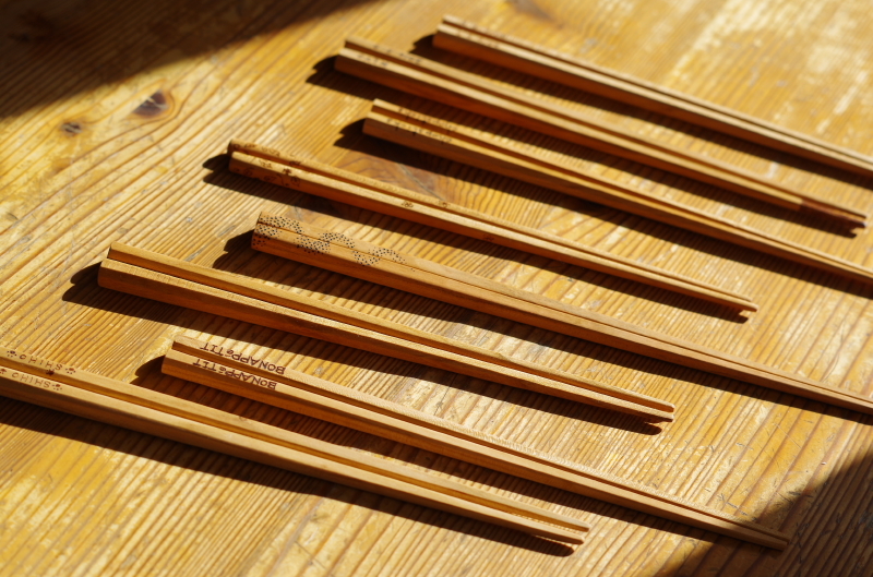 山サクラで作ったお箸です! ヤマザクラは木目がうねっていてとても味のある木材です。硬いので削るのが大変!時間もかかります!