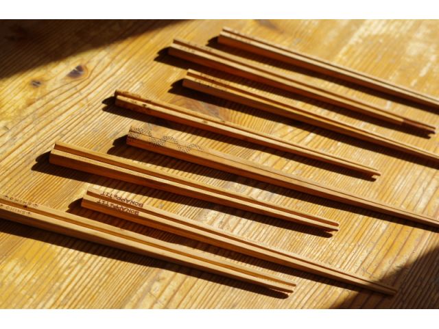 山サクラで作ったお箸です!  ヤマザクラは木目がうねっていてとても味のある木材です。硬いので削るのが大変!時間もかかります!