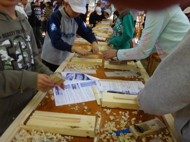 小学5年生の箸作り体験です
