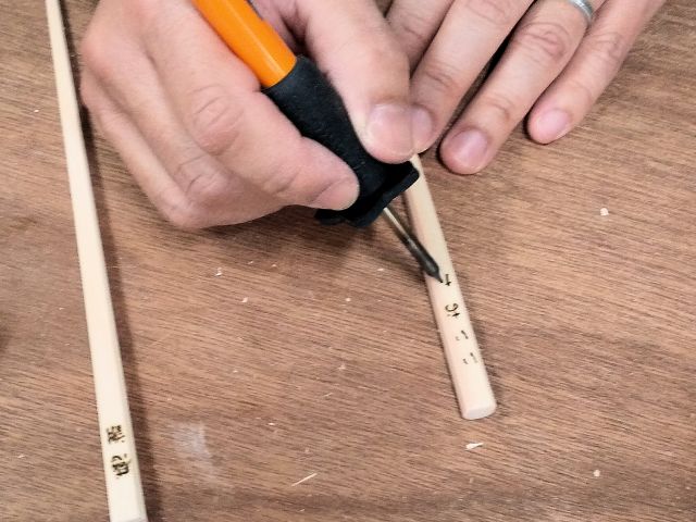 焼きペンで名前を入れます。小学5年生以上が焼きペンを使えますが4年生以下の方は鉛筆で下書きをして大人の方に書いていただきます。