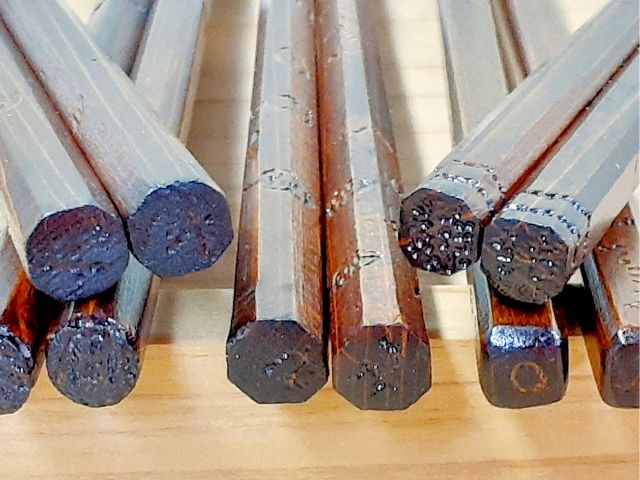 本漆を塗った箸!これからお客様にお送りします。                   細い箸、太い箸、四角箸、頑張れば・・八角箸も作れるかも〜