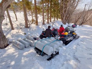 春、山開きの準備。ボンベ1本約37kgに約50kgのガスを充てんするので約90kg×4本で【360kg】の重量を山頂まで運びます。