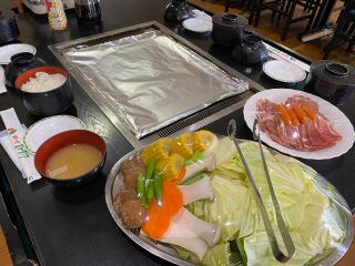 鉄板を囲んで楽しくお食事 (写真は4名盛)