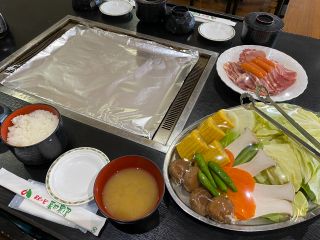 わいわい楽しいバーベキュー。(写真は4名盛込みです)