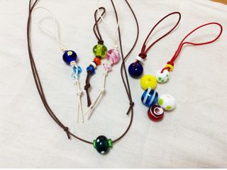 エアバーナーで色付きの棒ガラスを溶かします。