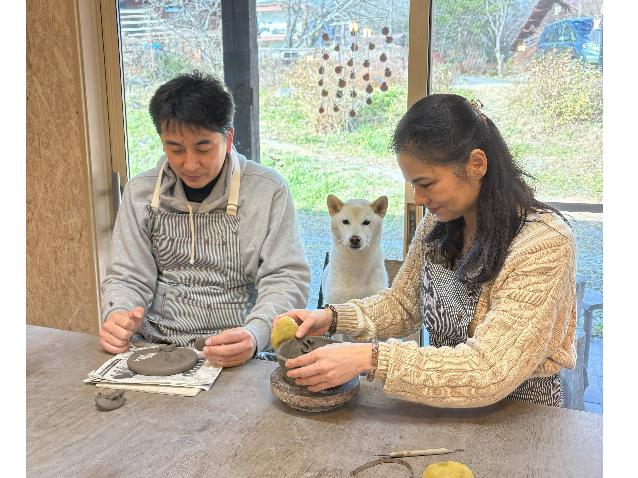 ワンちゃんとお教室で、手ろくろを使ってフードボールを作ったり、 足跡を取ったりみんなで一緒に頑張るワン!