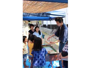 紙すき体験の様子です。