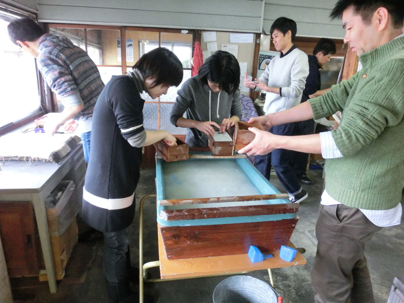 紙すき体験は大人の方にもオススメです!